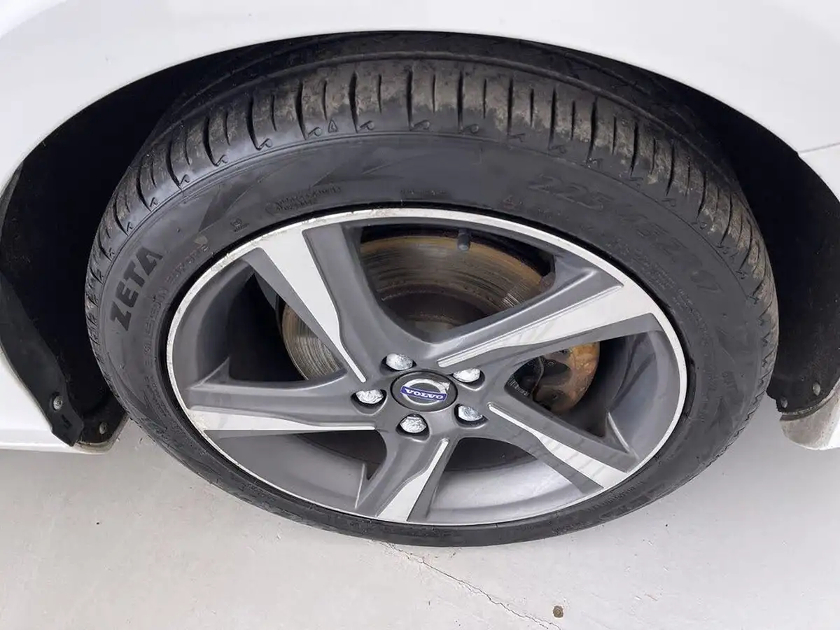 2016-volvo-v40-20-t2-r-design-big-23