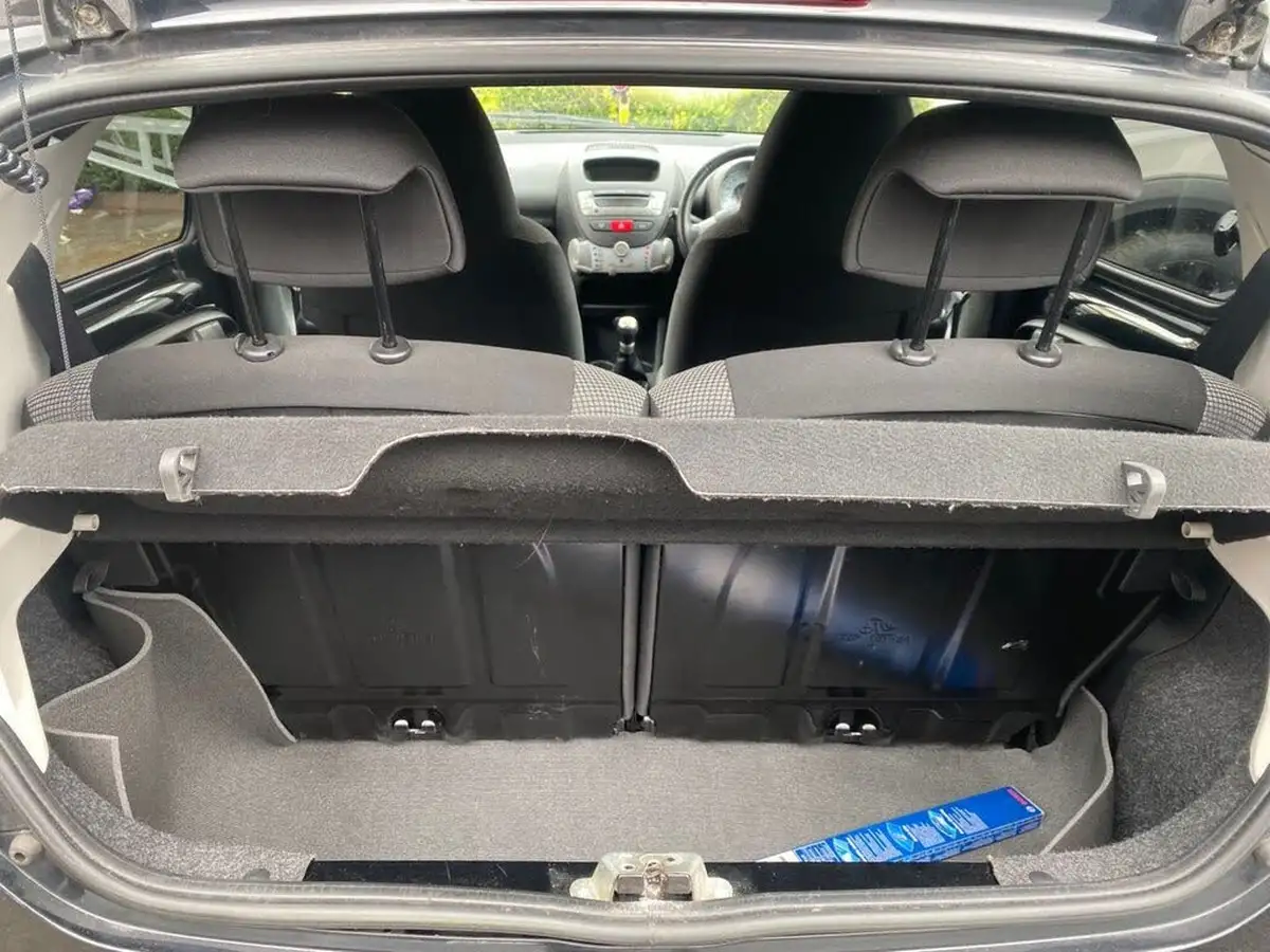2012-toyota-aygo-10-aygo-fire-5d-big-33