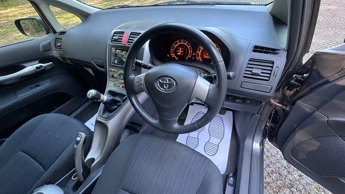 2009-toyota-auris-133-vvt-i-tr-5d-big-16