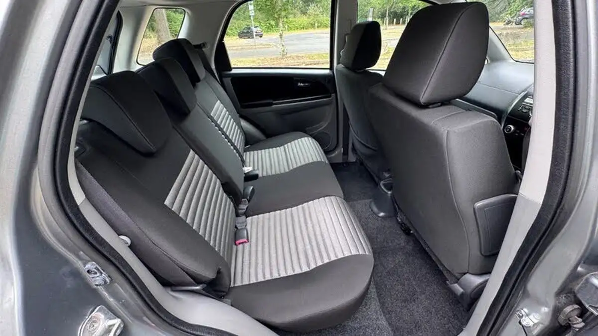 2010-suzuki-sx4-16-sz4-hatchback-5d-auto-big-4