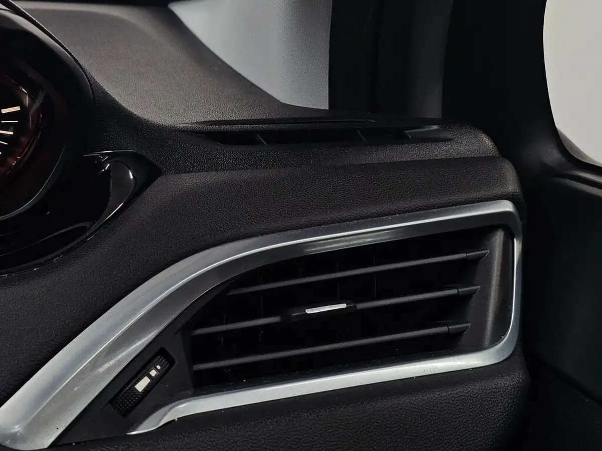 2015-peugeot-208-10-access-5d-big-46