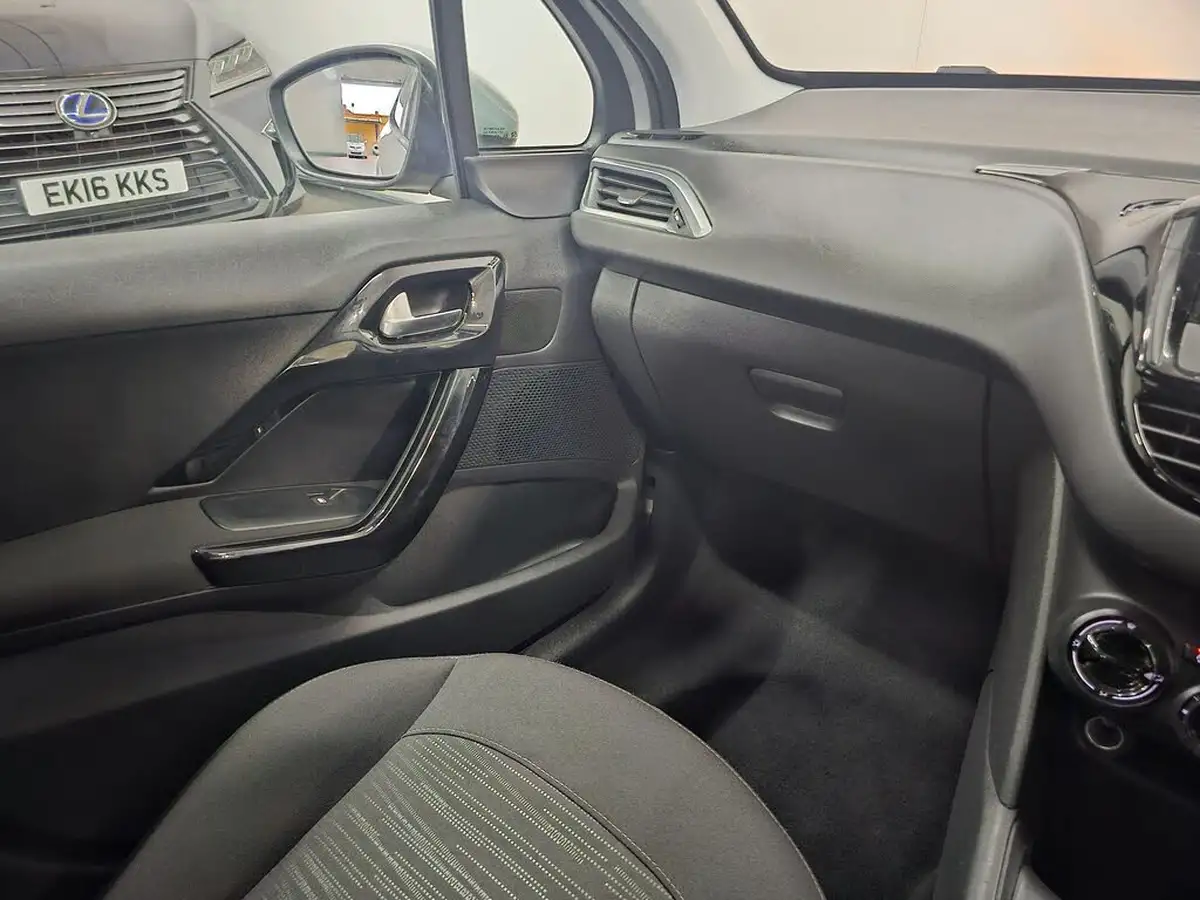 2015-peugeot-208-10-access-5d-big-70