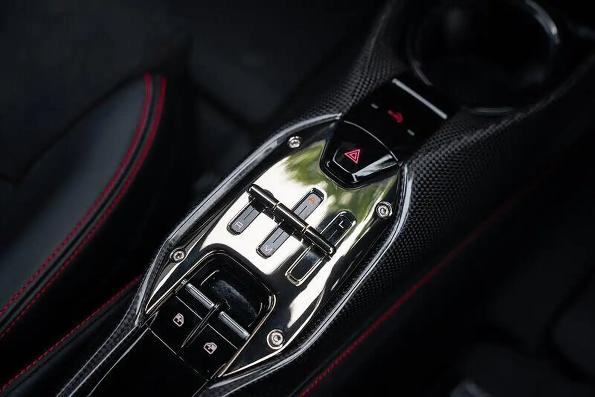 2023-ferrari-sf90-40t-v8-f1-dct-ss-4wd-big-46