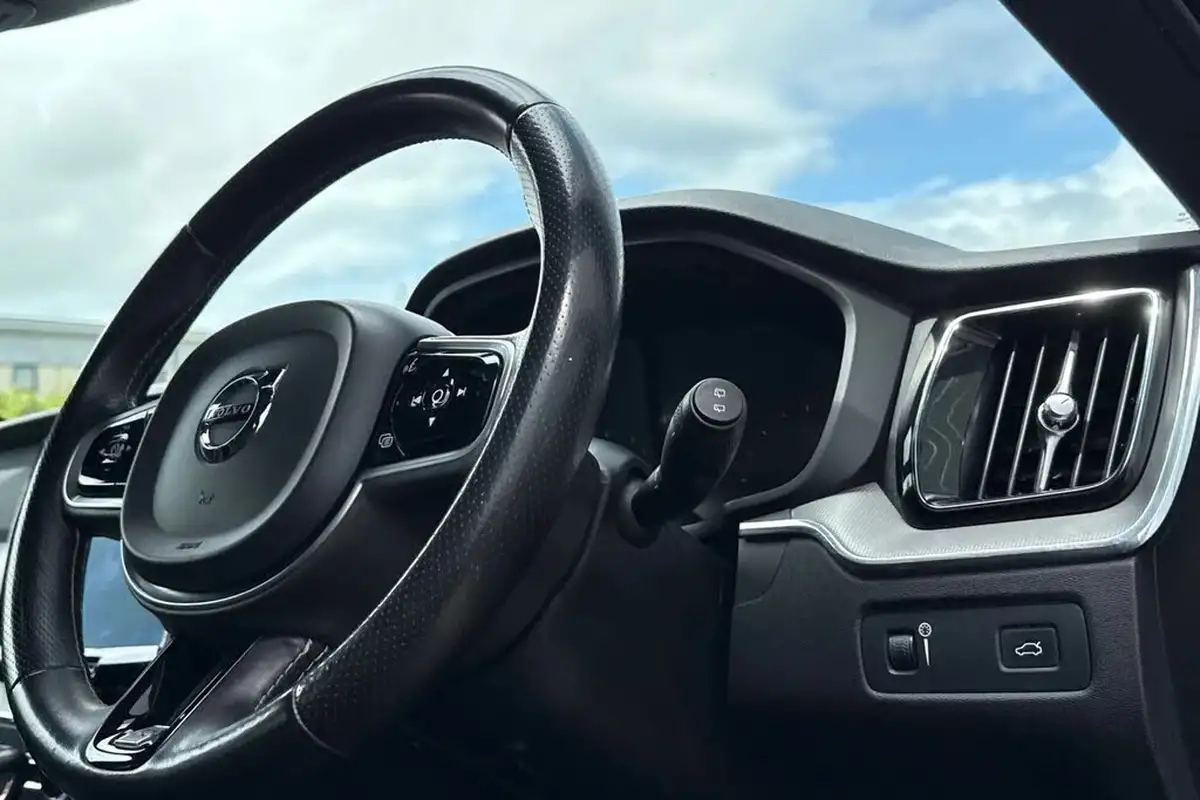 2018-volvo-xc60-20td-d4-r-design-4x4-geartronic-big-41