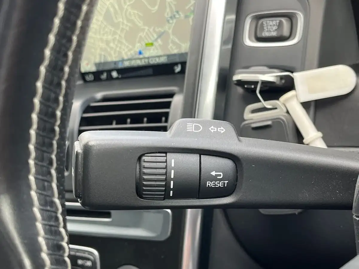 2016-volvo-xc60-20td-d4-r-design-nav-geartronic-big-27