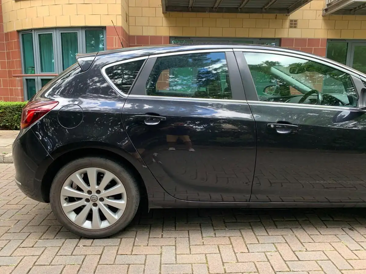 2013-vauxhall-astra-16-elite-vvt-115ps-hatchback-big-10