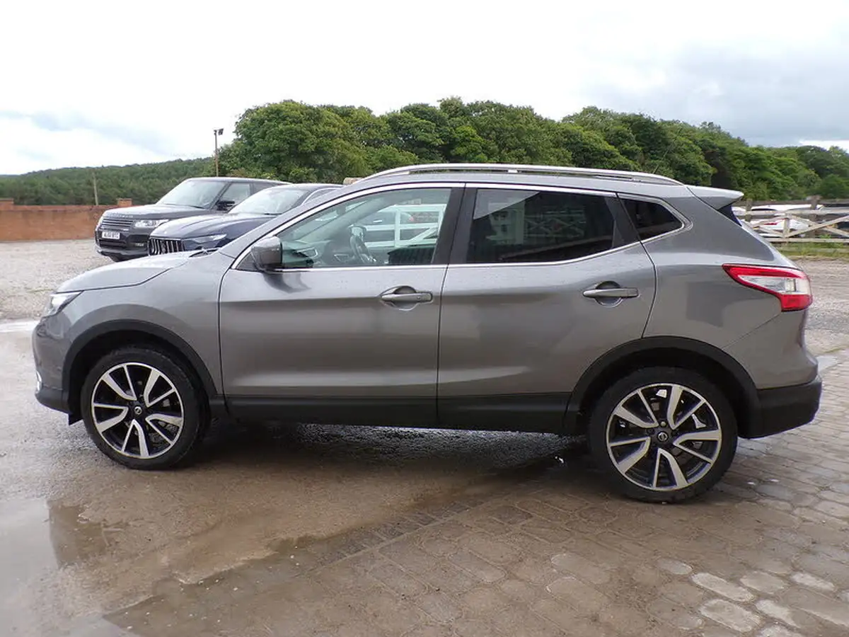 2015-nissan-qashqai-16dci-tekna-big-4