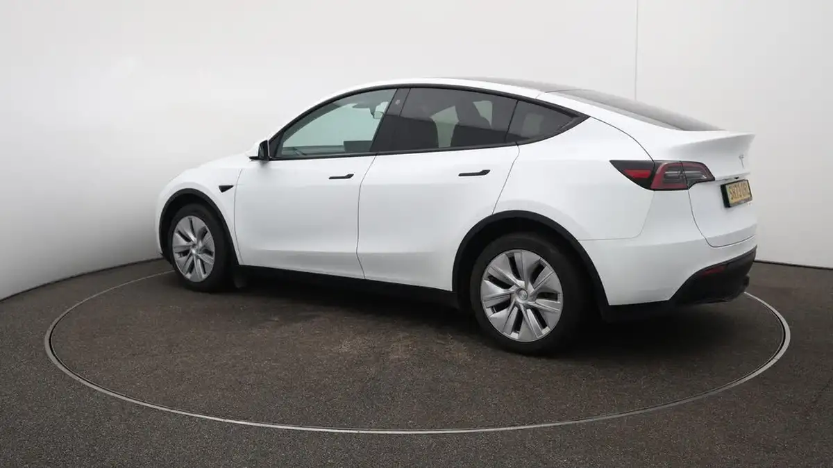 2023-tesla-model-y-e-long-range-big-33