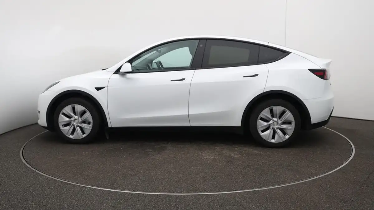 2023-tesla-model-y-e-long-range-big-61