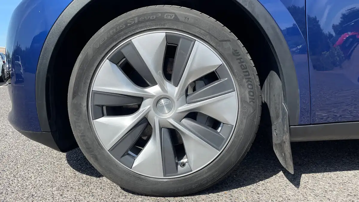 2023-tesla-model-y-e-rwd-big-16