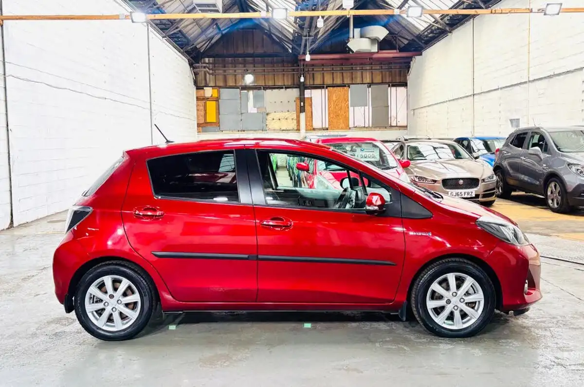2013-toyota-yaris-15-vvt-i-t4-big-7