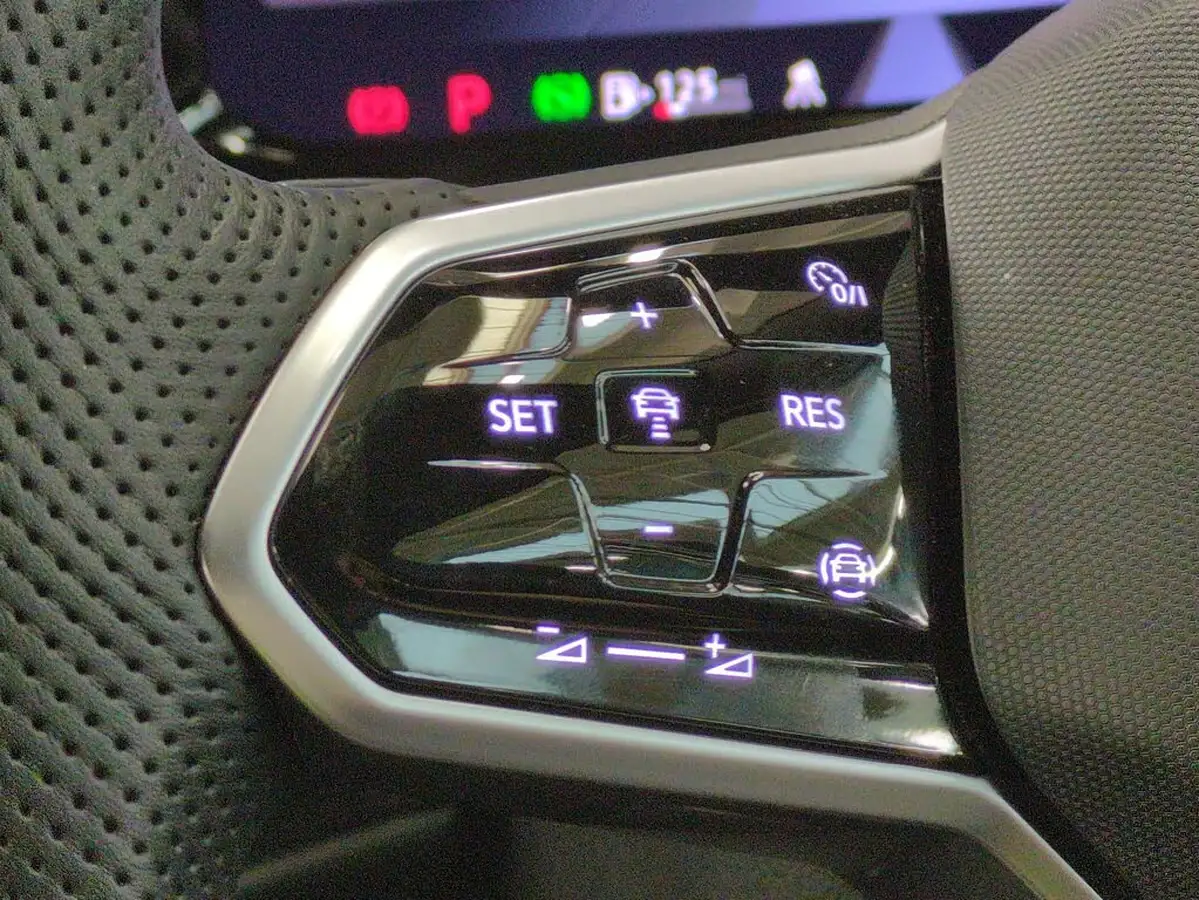 2023-volkswagen-golf-15-etsi-r-line-hatchback-big-26