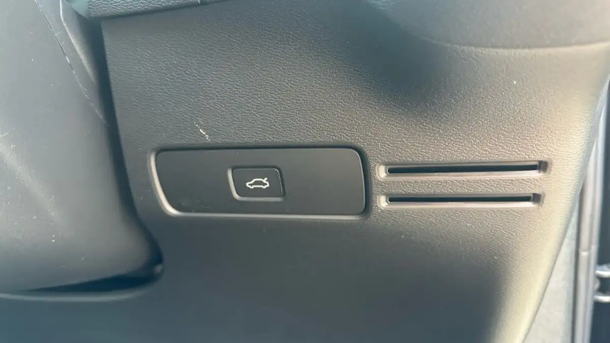 2025-volvo-xc40-20-b4-ultra-dark-big-29