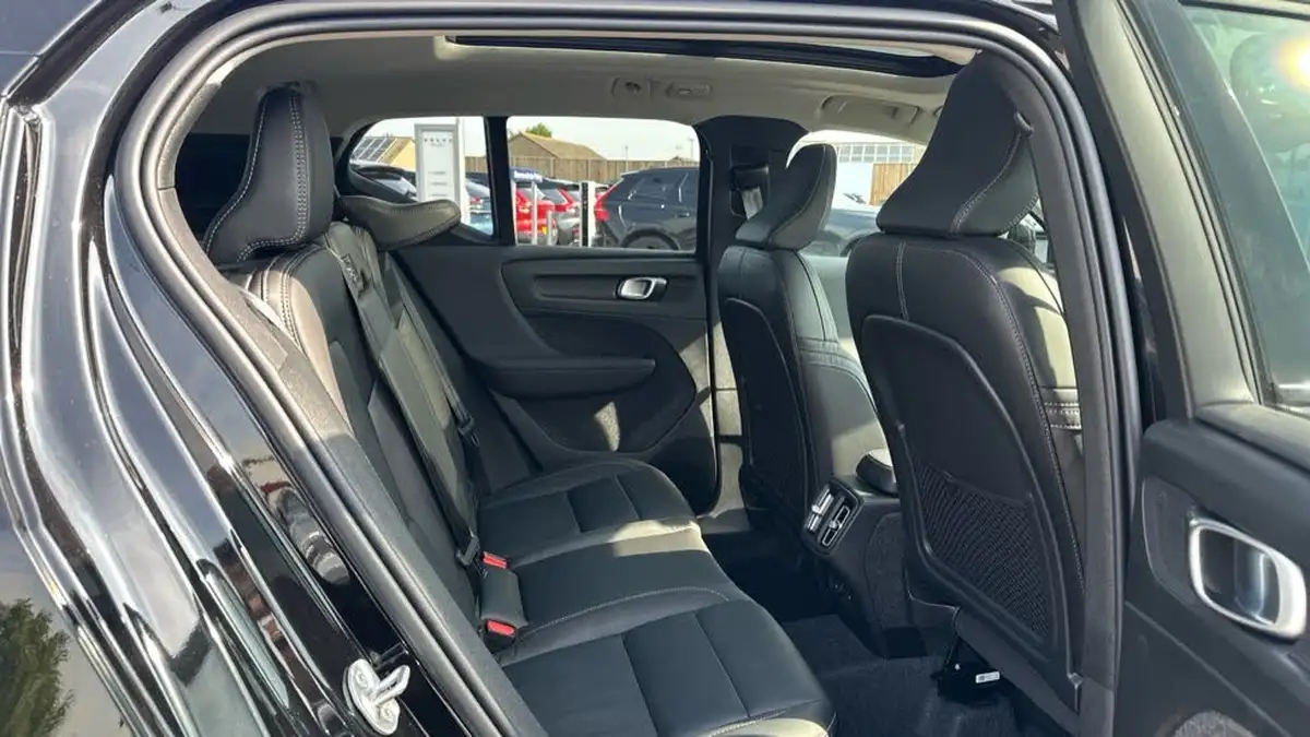 2025-volvo-xc40-20-b4-ultra-dark-big-5
