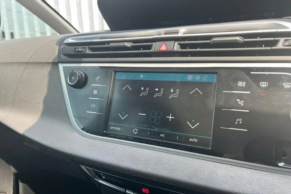 2018-citroen-c4-spacetourer-15bluehdi-flair-big-34