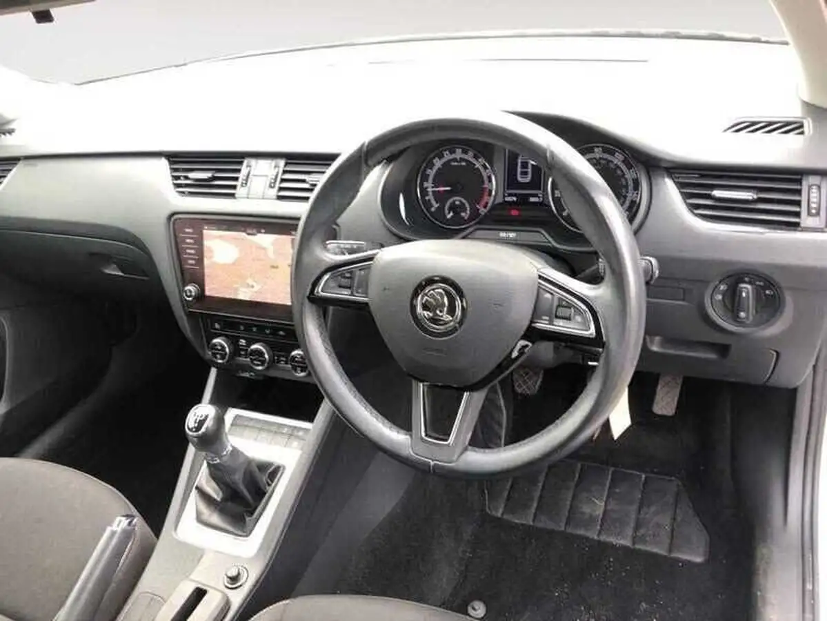 2019-skoda-octavia-16tdi-se-drive-hatchback-big-4