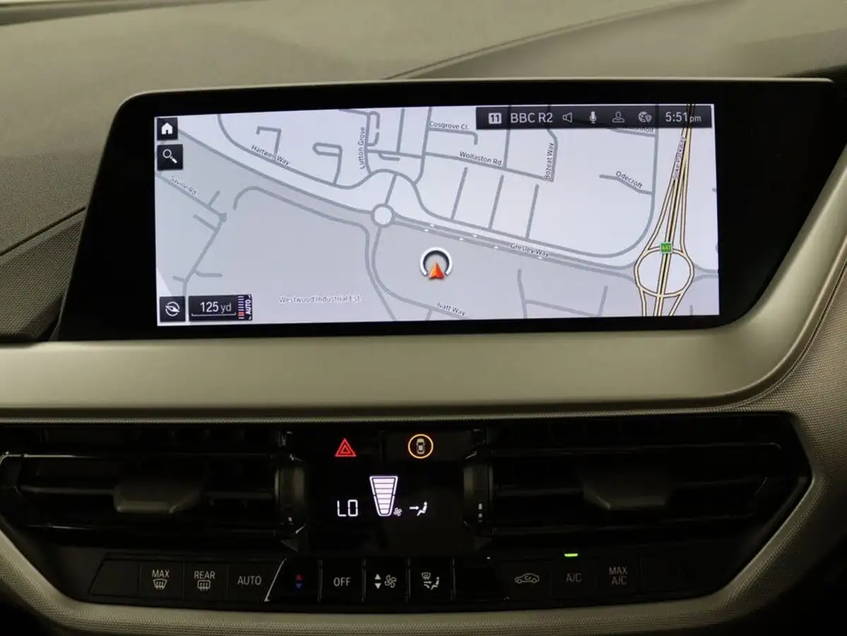 2022-bmw-1-series-15td-116d-se-dct-big-13