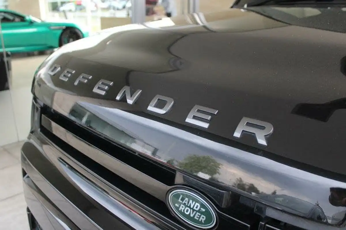 2021-land-rover-110-defender-50-p525-v8-big-40