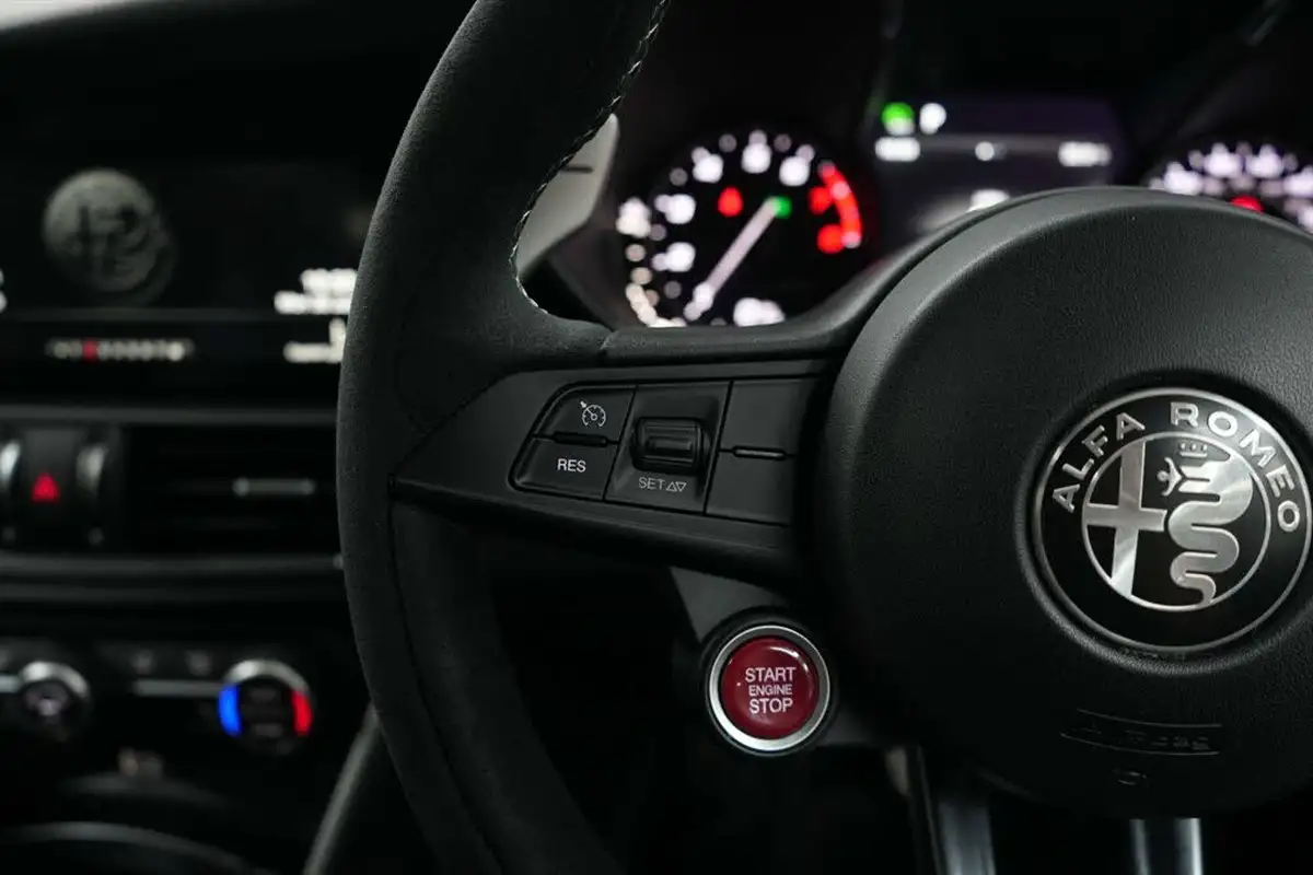 2018-alfa-romeo-giulia-29-biturbo-quadrifoglio-big-37