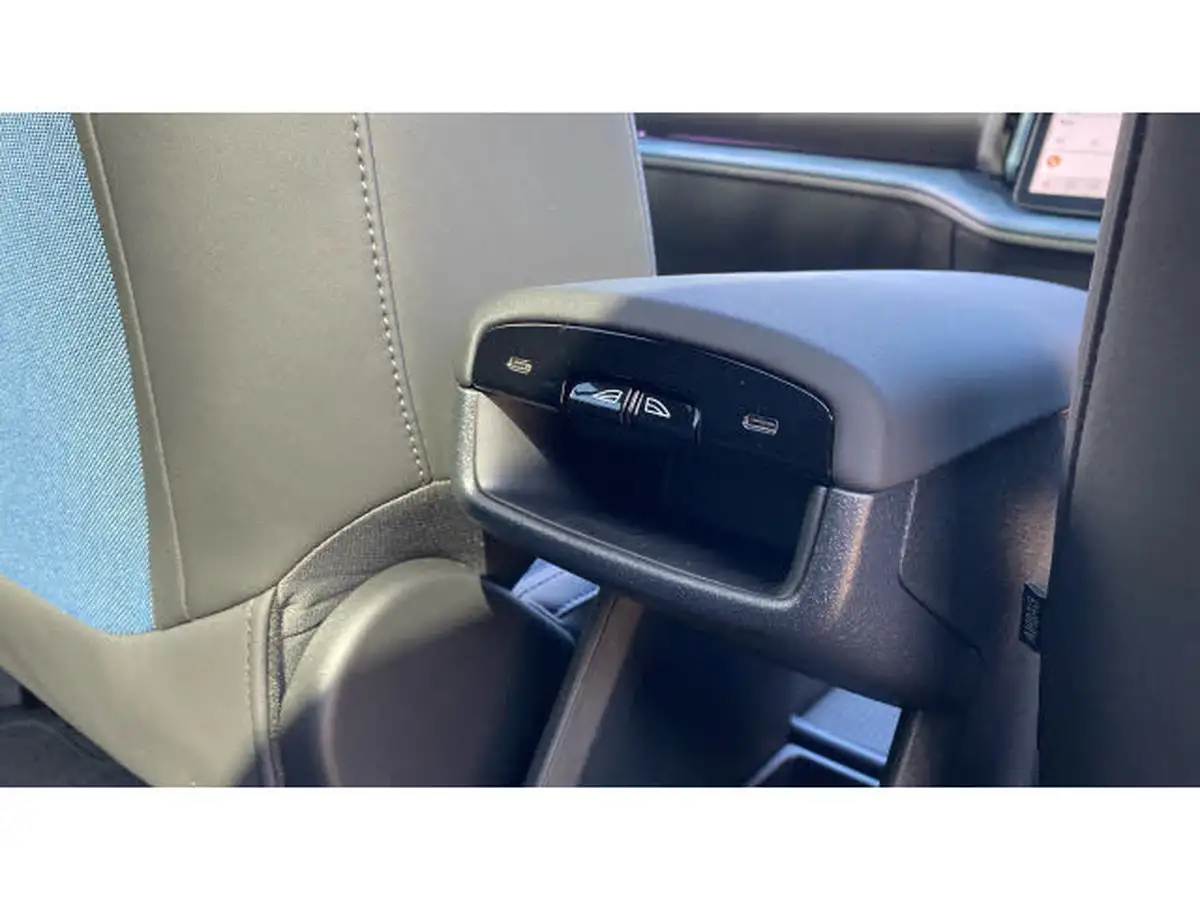 2025-volvo-ex30-e-twin-ultra-big-25