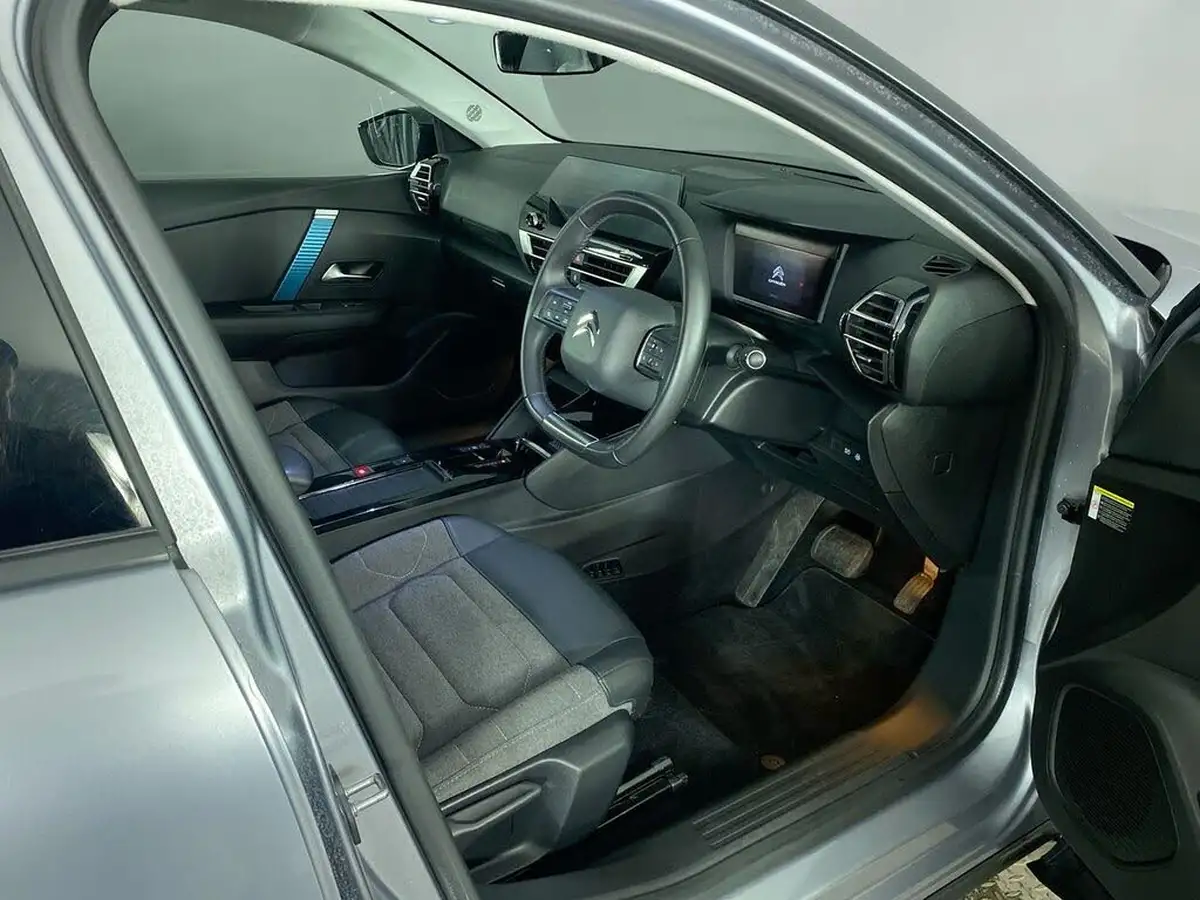 2022-citroen-c4-e-sense-big-22
