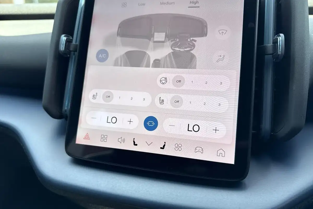 2025-volvo-ex30-e-twin-plus-big-38