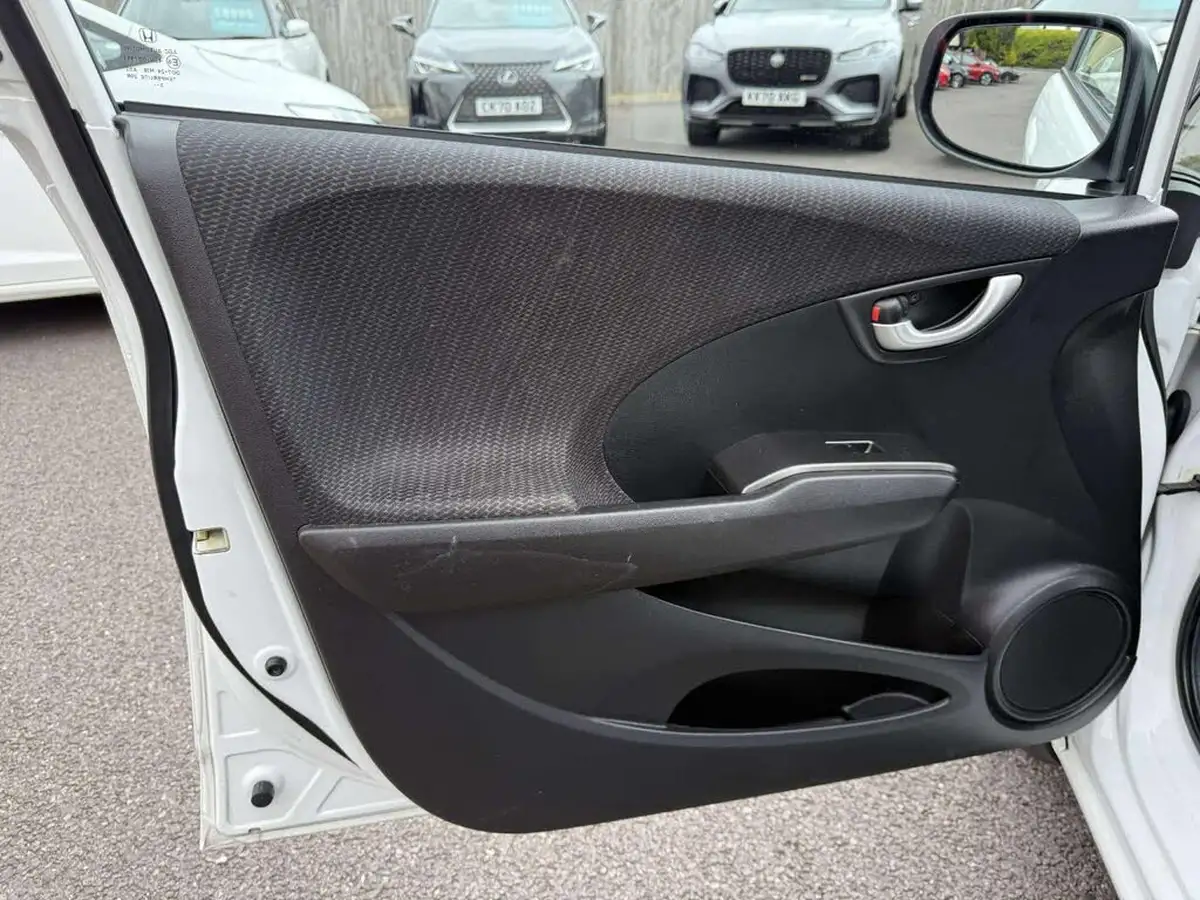 2014-honda-jazz-14-es-plus-big-33