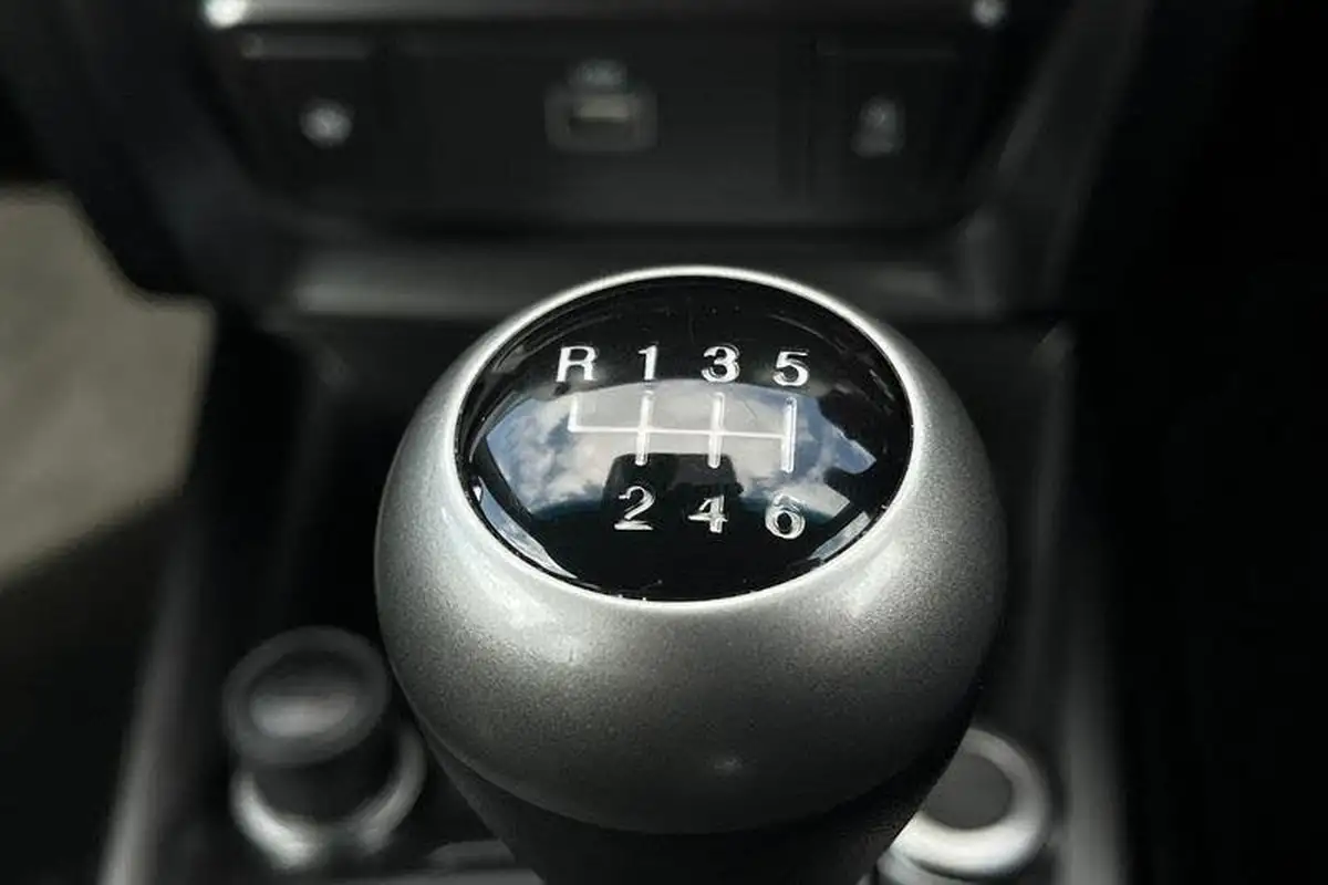 2024-kgm-ssangyong-tivoli-15-k40-big-39