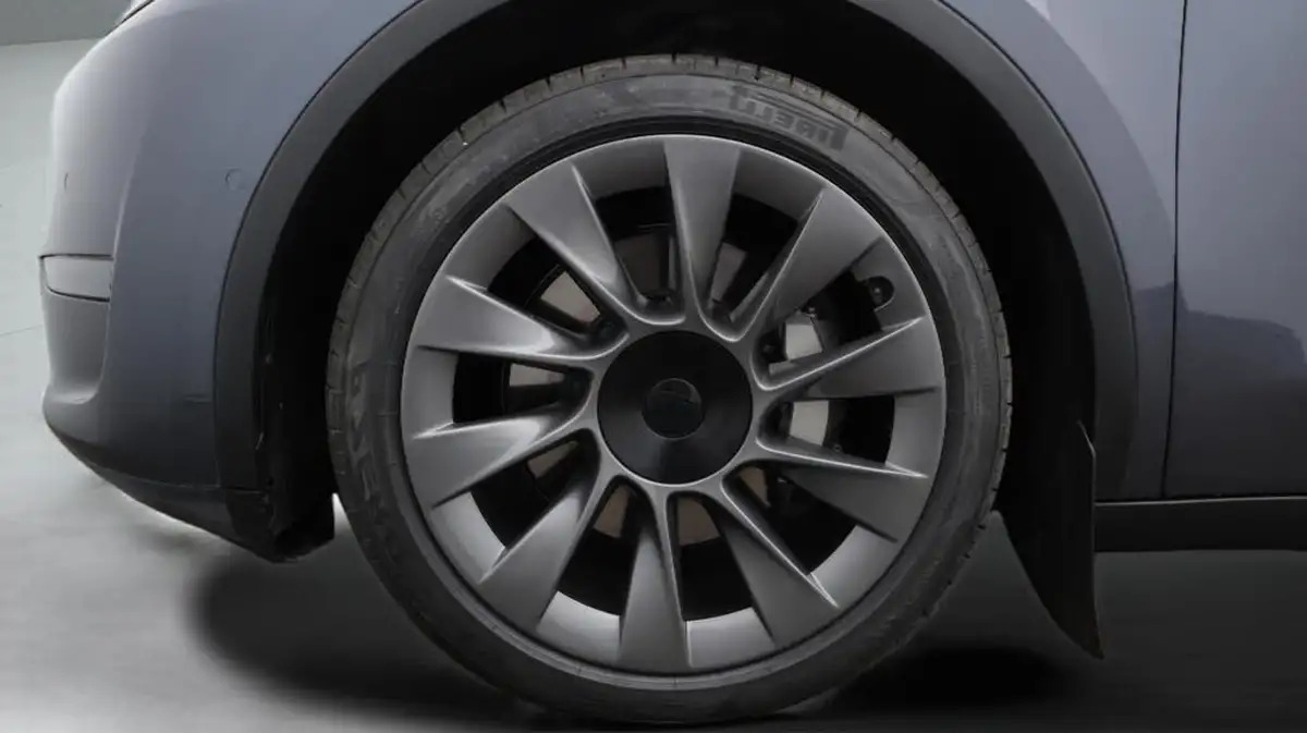2022-tesla-model-y-e-long-range-big-18