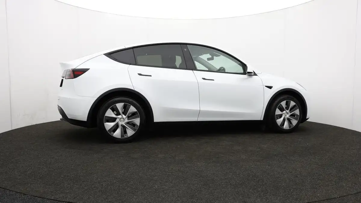 2024-tesla-model-y-e-long-range-306bhp-awd-big-32