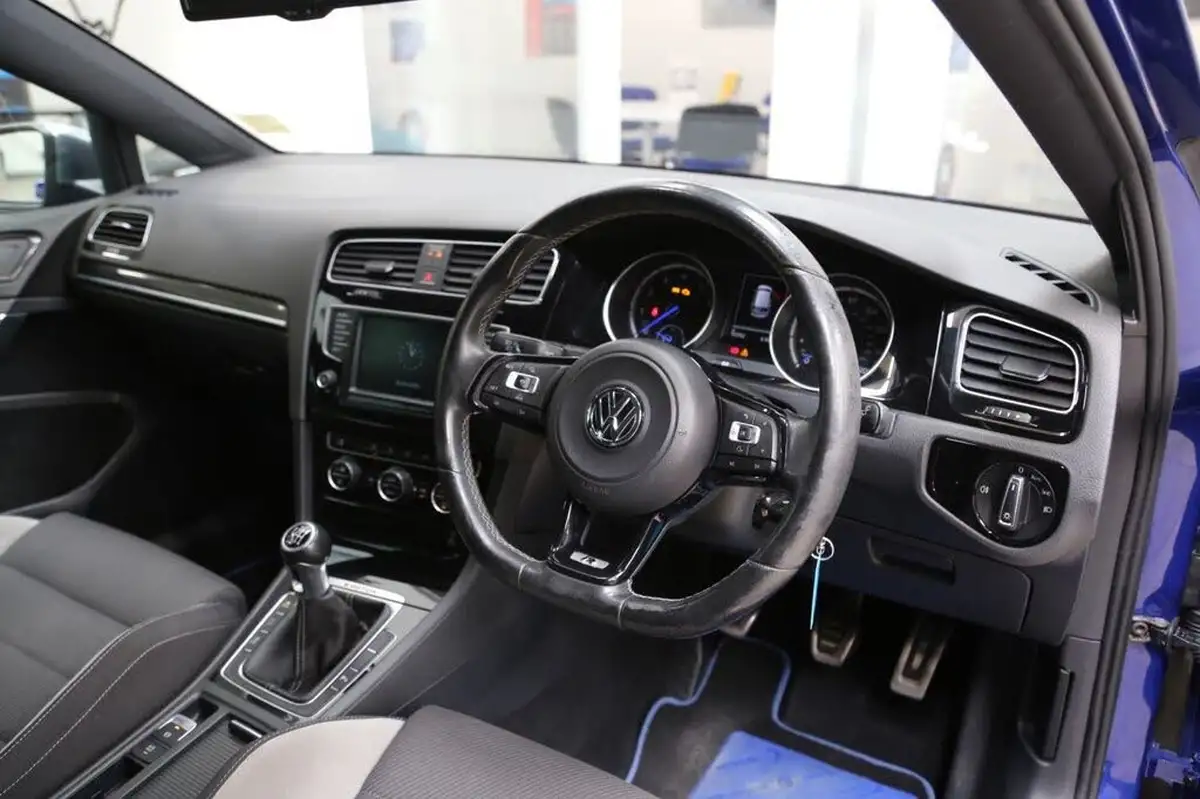 2015-volkswagen-golf-20-tsi-r-hatchback-5d-big-3