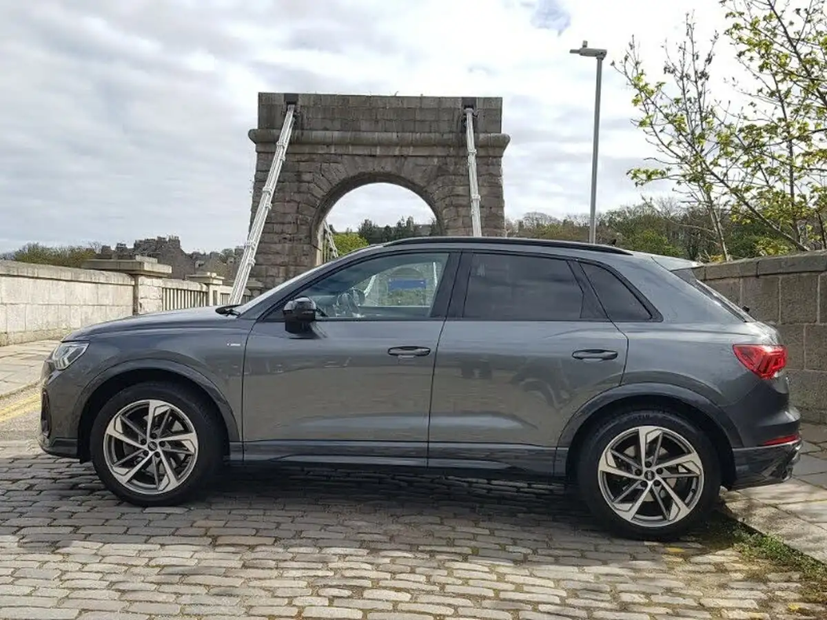 2022-audi-q3-20-40-tfsi-black-edition-station-wagon-big-3