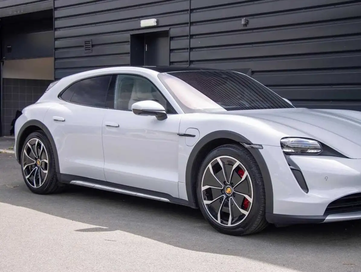 2023-porsche-taycan-e-4s-cross-turismo-big-16