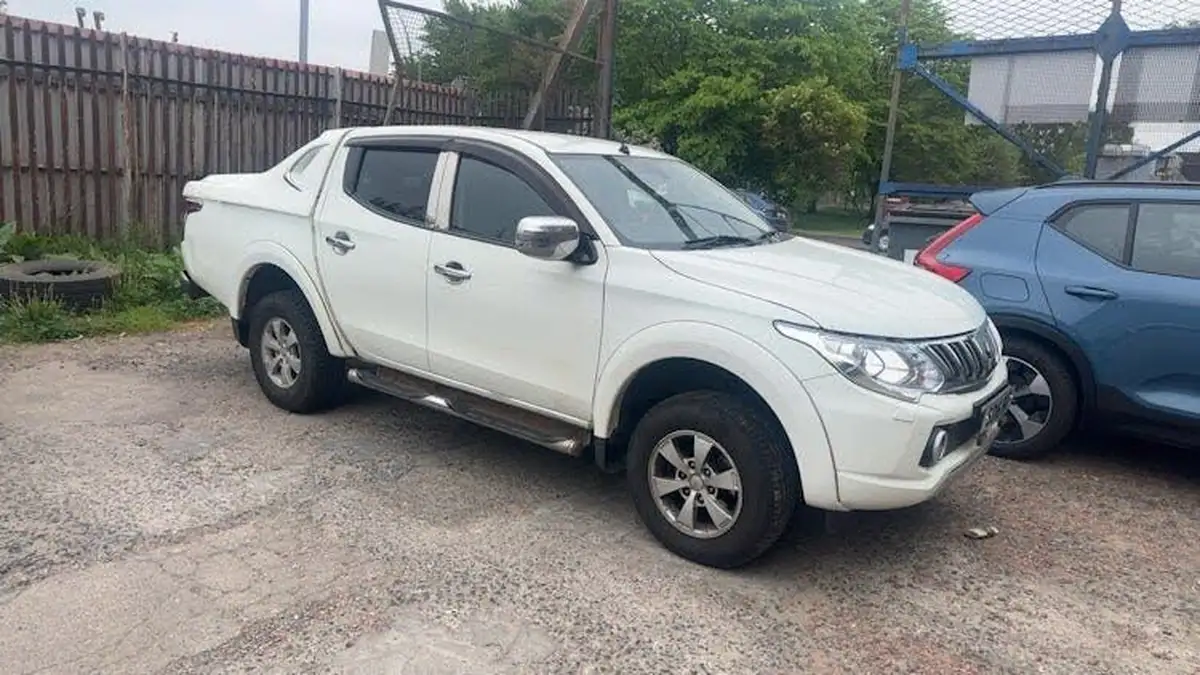 2016-mitsubishi-l200-24di-d-barbarian-auto-big-0