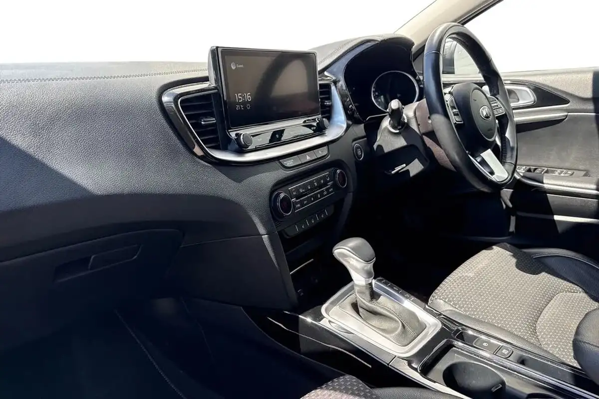 2021-kia-ceed-15-t-gdi-3-hatchback-dct-big-14