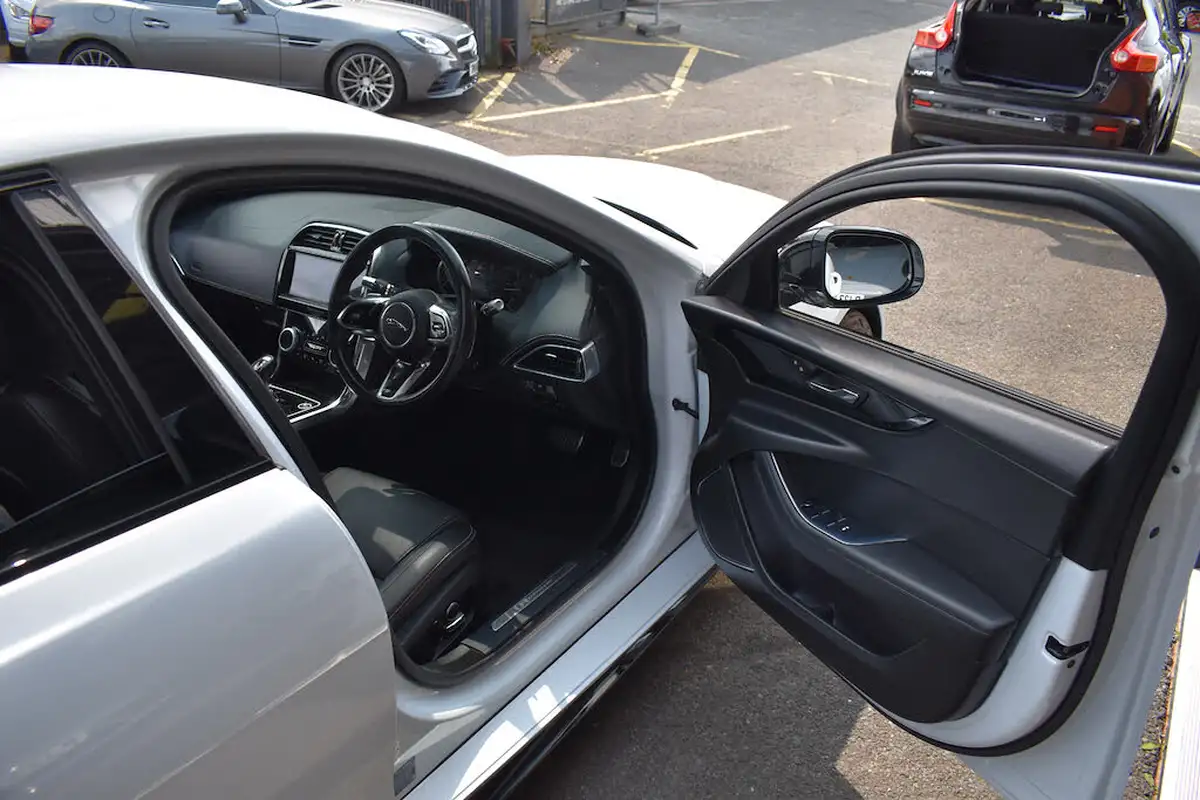 2021-jaguar-xe-20-d200-r-dynamic-black-big-28