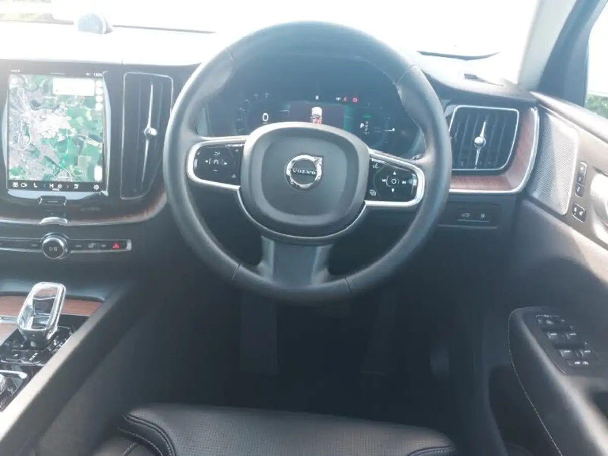 2024-volvo-xc60-20-t8-ultimate-dark-big-6