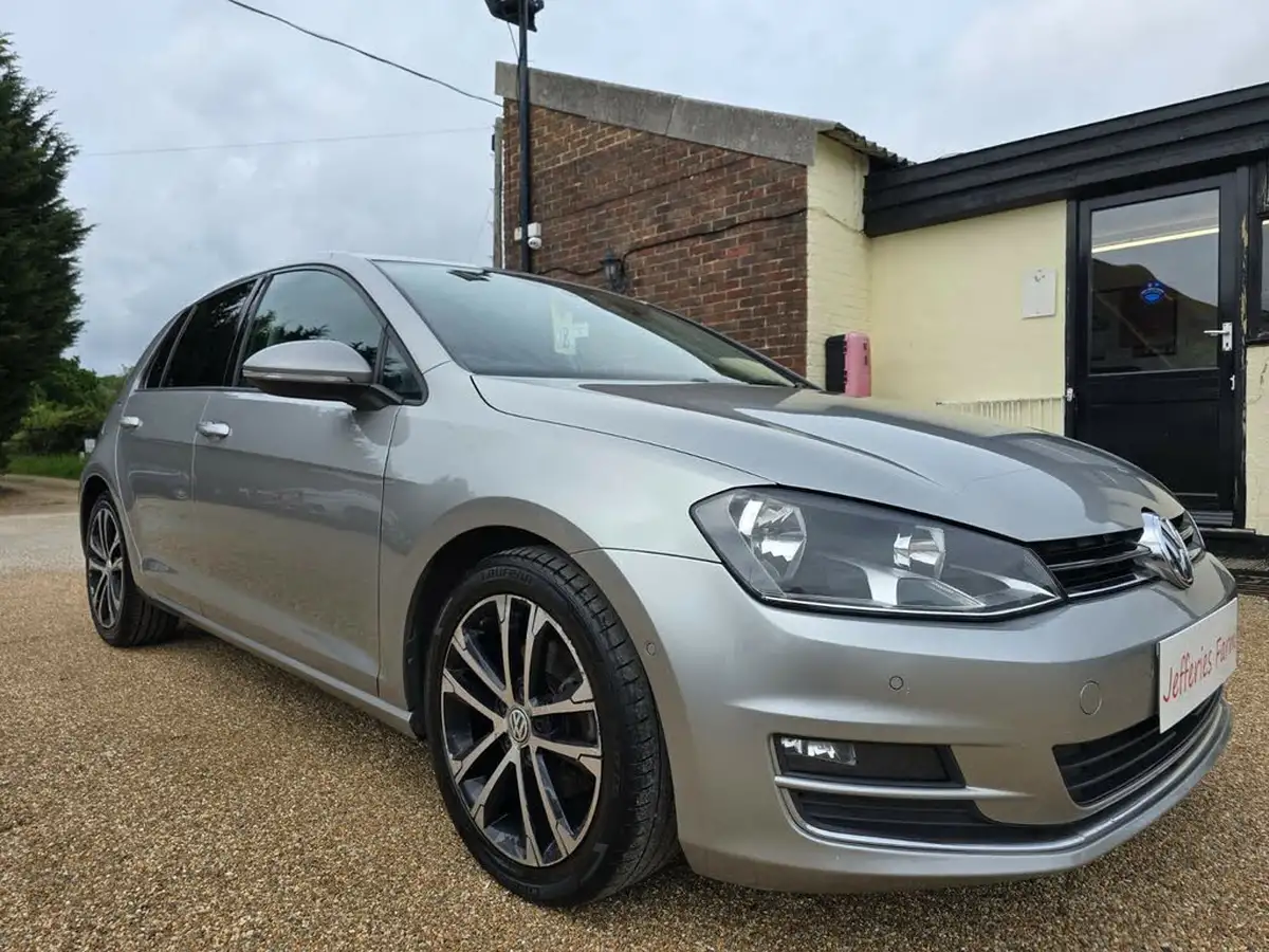 2016-volkswagen-golf-14-tsi-gt-actbmtss-hatchback-5d-dsg-big-0