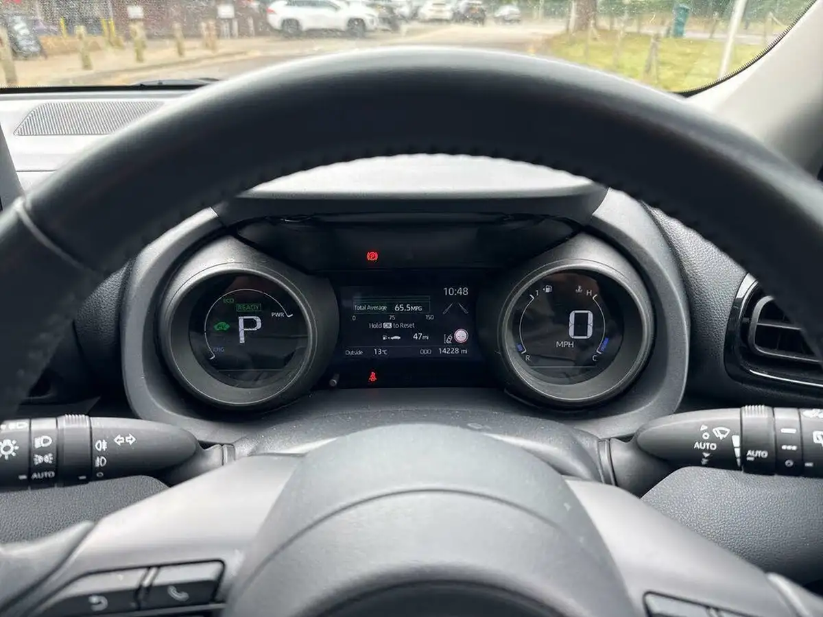 2021-toyota-yaris-15-vvt-i-design-big-13