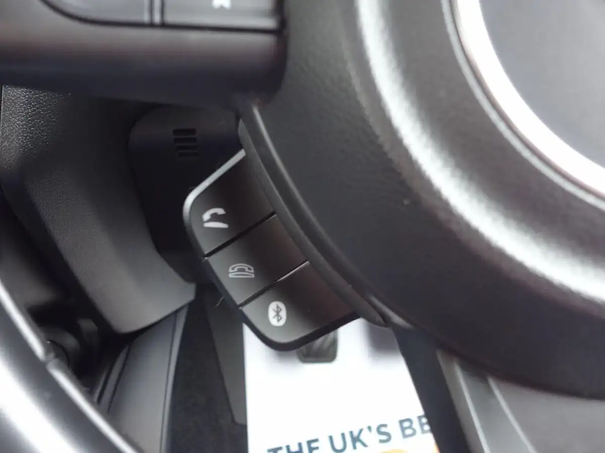 2019-suzuki-swift-12-dualjet-attitude-big-10