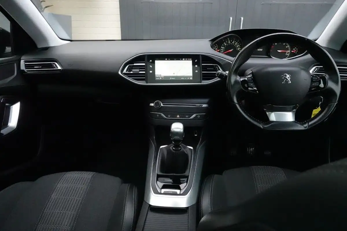 2019-peugeot-308-12-puretech-allure-110bhp-big-5