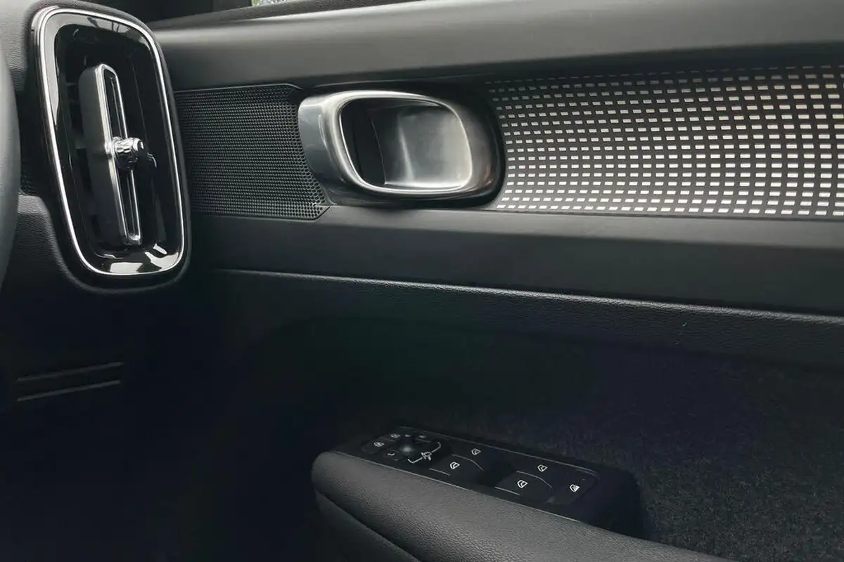 2021-volvo-xc40-15-t3-r-design-161bhp-big-41