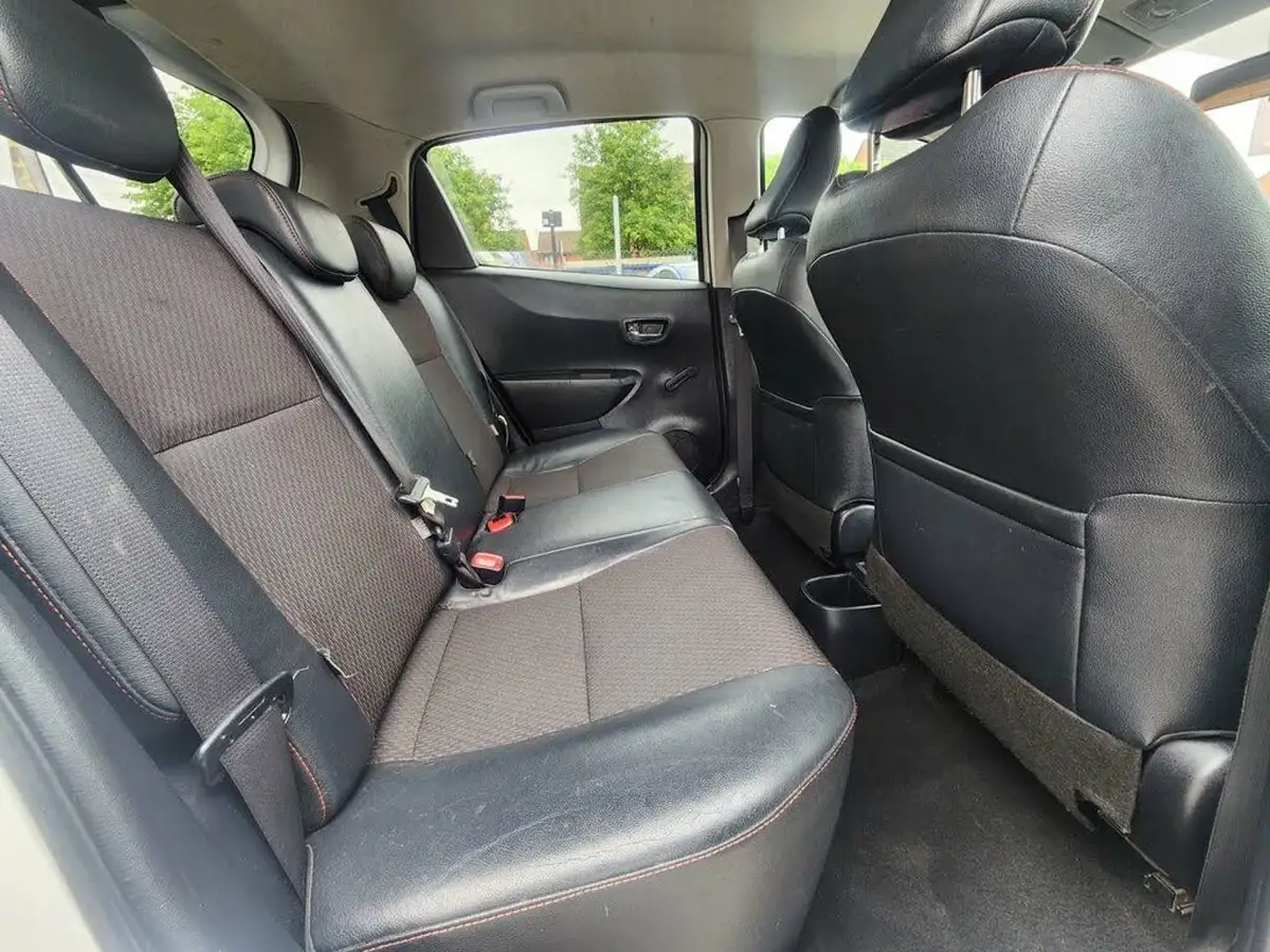 2012-toyota-yaris-133-trend-5d-big-26