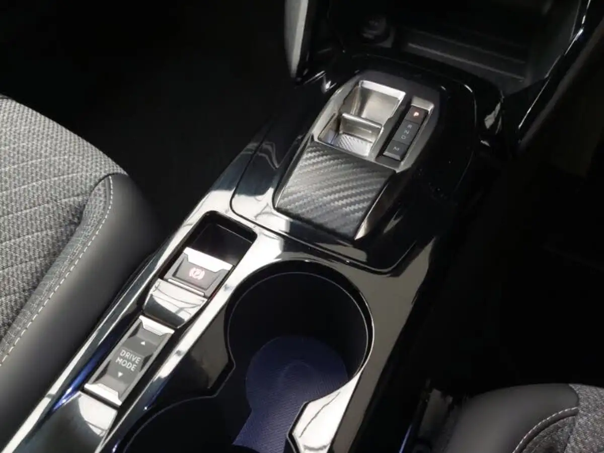 2024-peugeot-2008-suv-12-puretech-allure-130ps-eat8-big-12