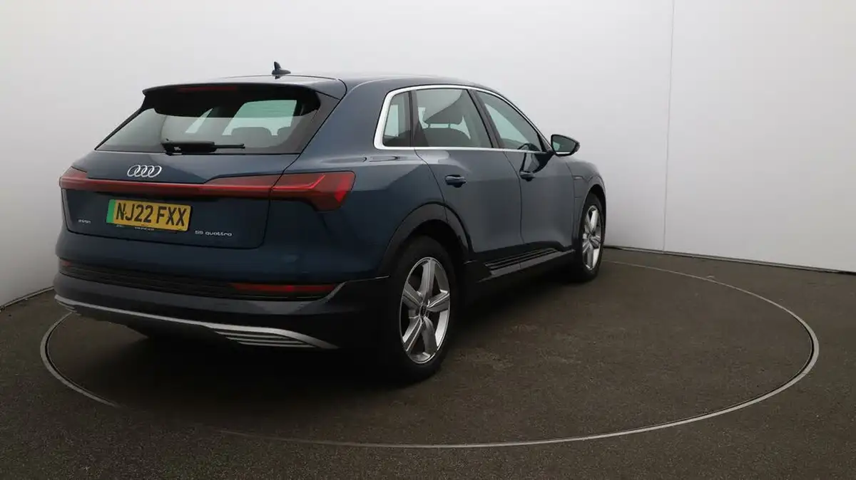 2022-audi-e-tron-55e-technik-station-wagon-big-47