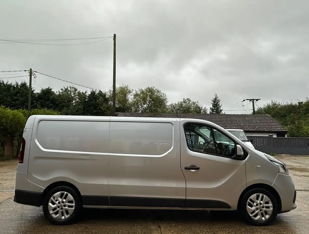 2017-renault-trafic-16dci-ll29-125-sport-nav-energy-125-e6-panel-van-big-10