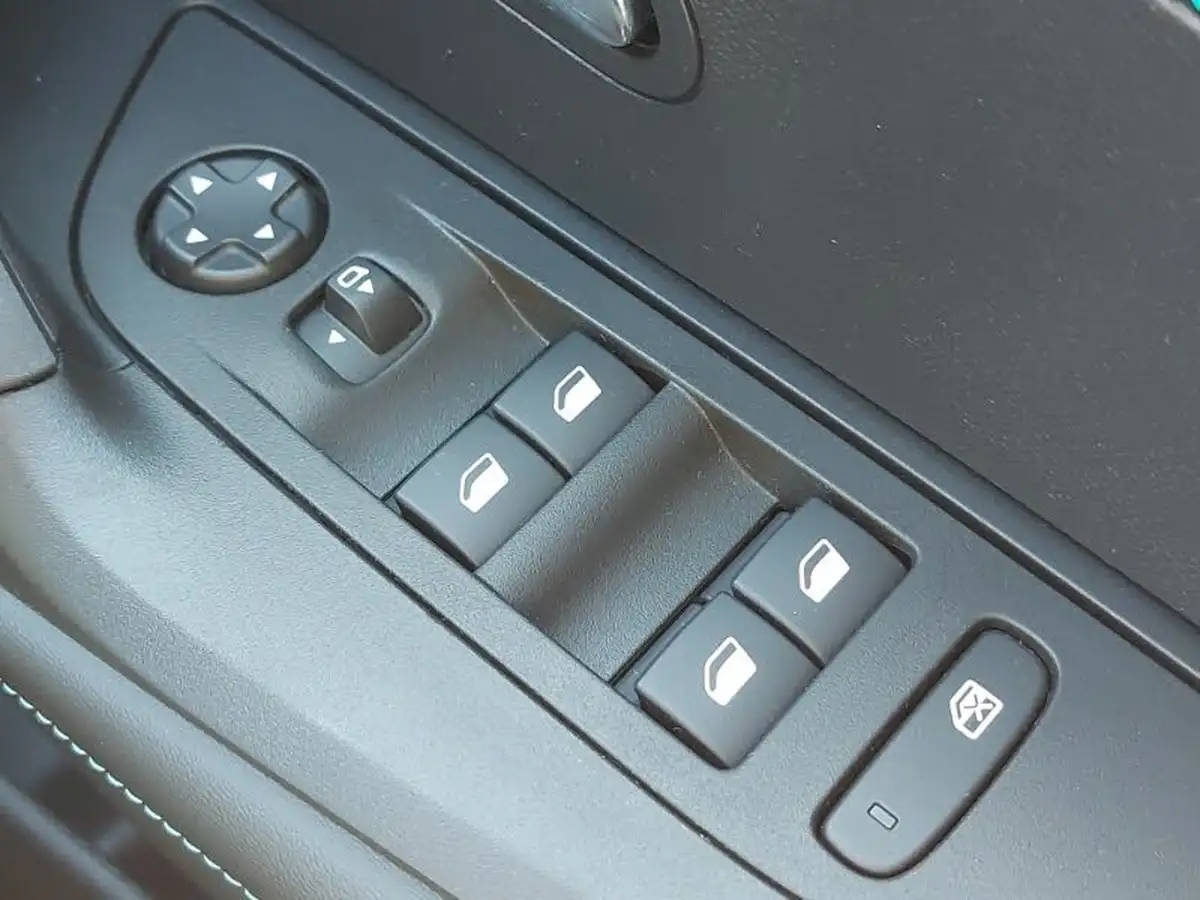 2022-peugeot-2008-suv-12-puretech-allure-premium-100bhp-big-18