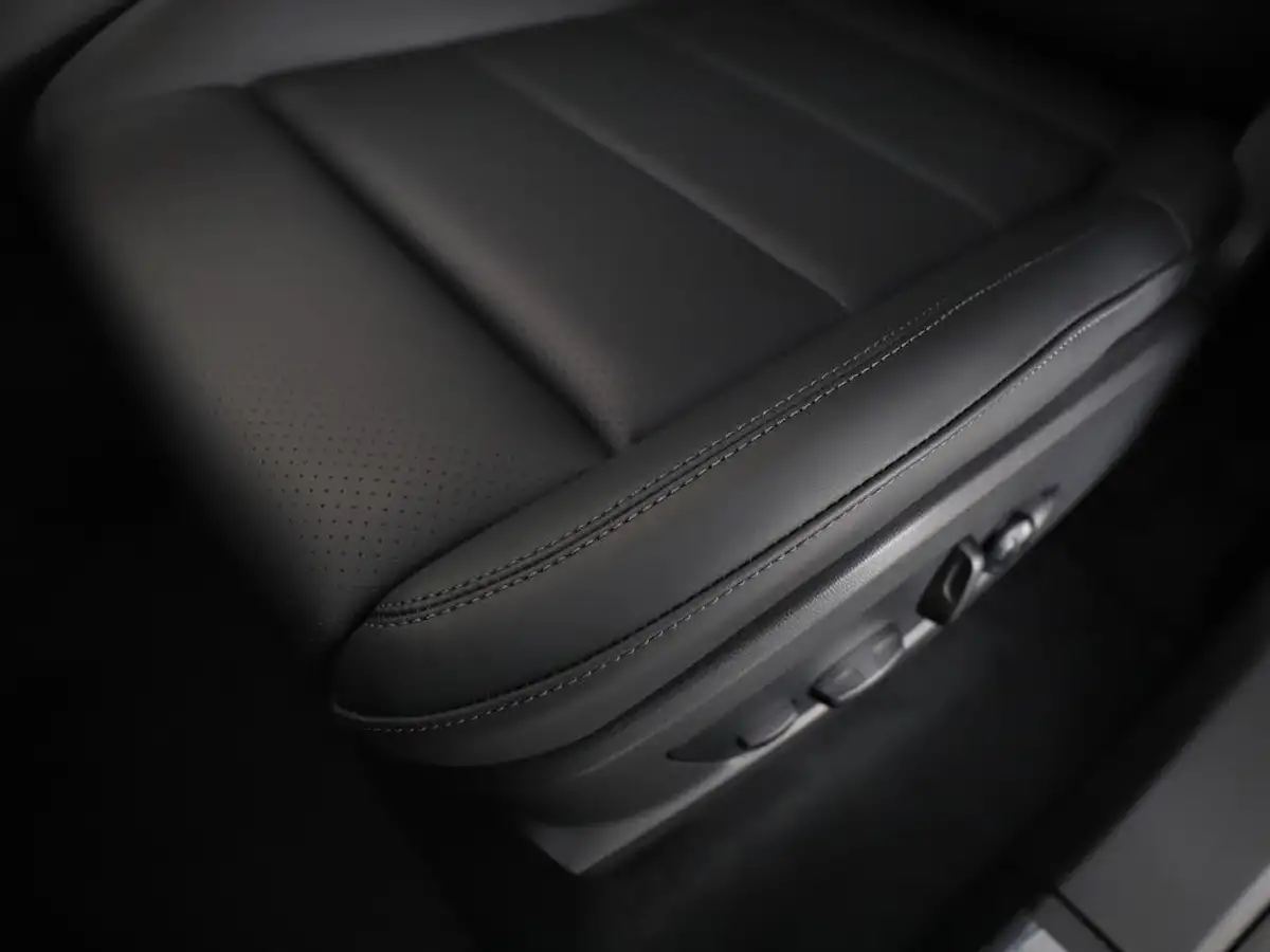 2025-porsche-macan-e-4s-electric-big-16