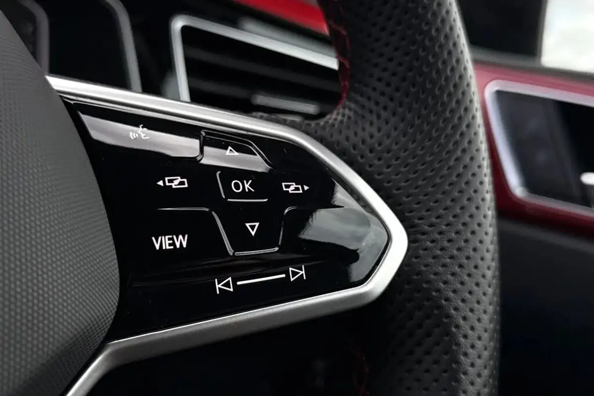 2023-volkswagen-polo-20-tsi-gti-big-35