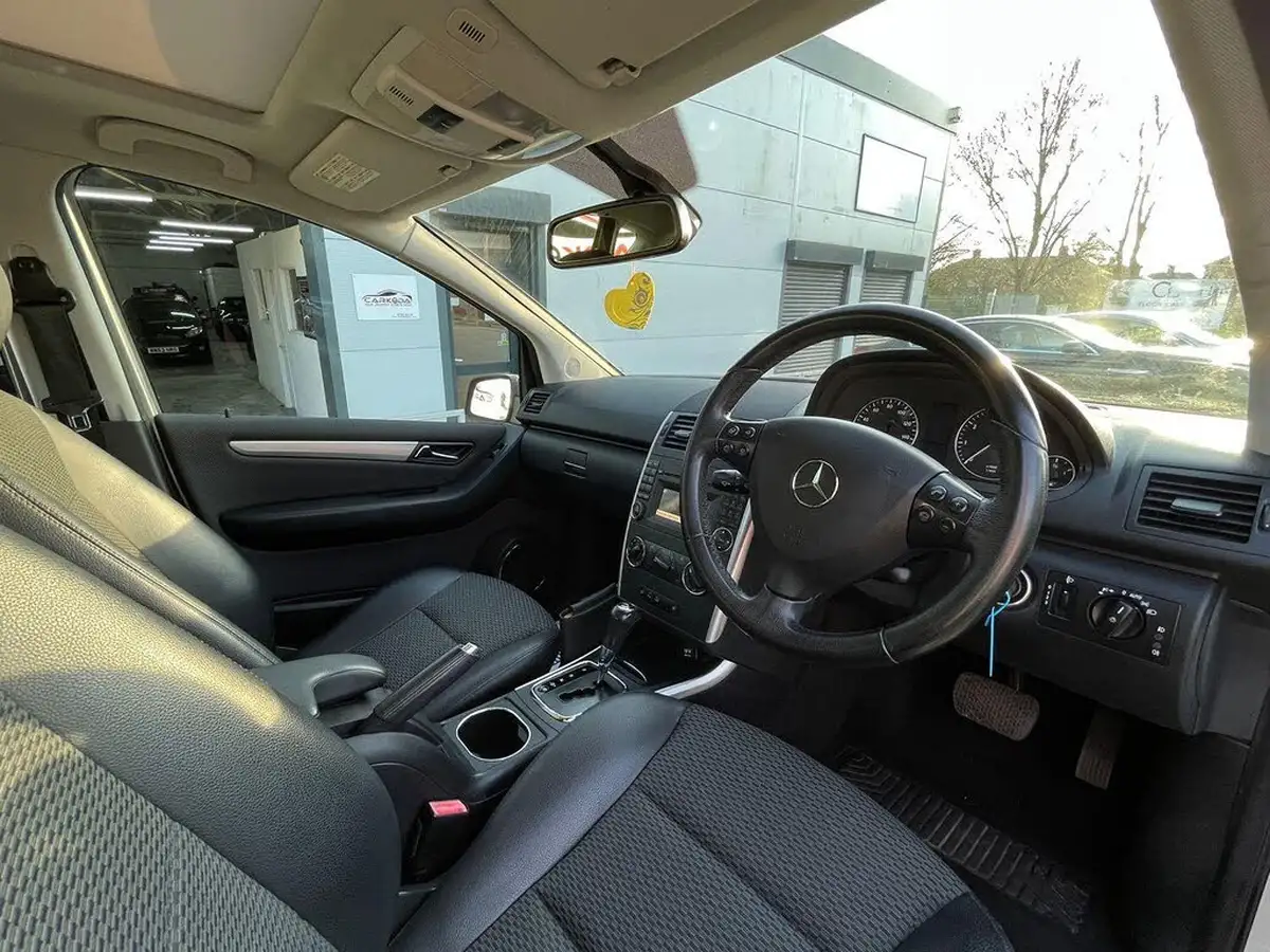 2011-mercedes-benz-a-class-15-a160-avantgarde-se-95bhp-5d-cvt-big-40